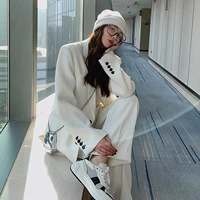 Белый пиджак классического кроя, штаны