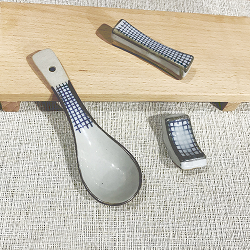 Three points to burn Japanese under the glaze color small spoon, chopsticks rack ceramic tableware to eat spoon practical ultimately responds soup spoon, fashion and move