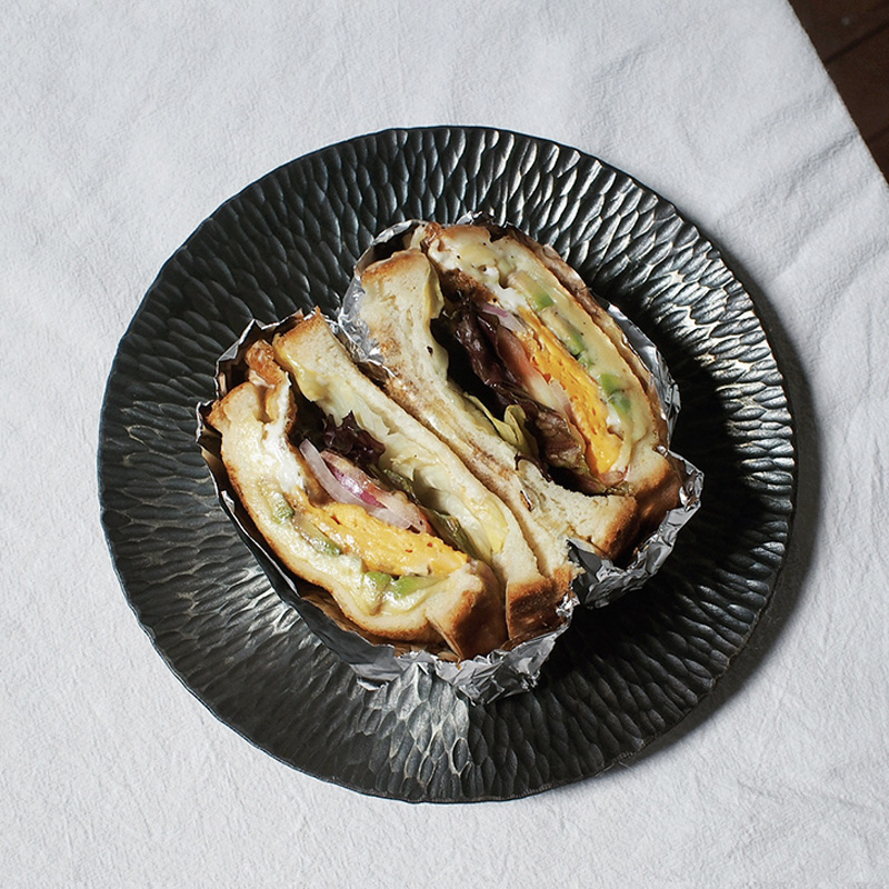 Touch touge hammered round iron plate hand forged iron to make fruit plate dinner plate tea plate real object plate