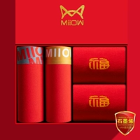 Серебряный шарф + золотой шарф + две пары больших красных носков.