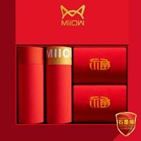 Однотонный цвет + золотой шарф + две пары больших красных носков.