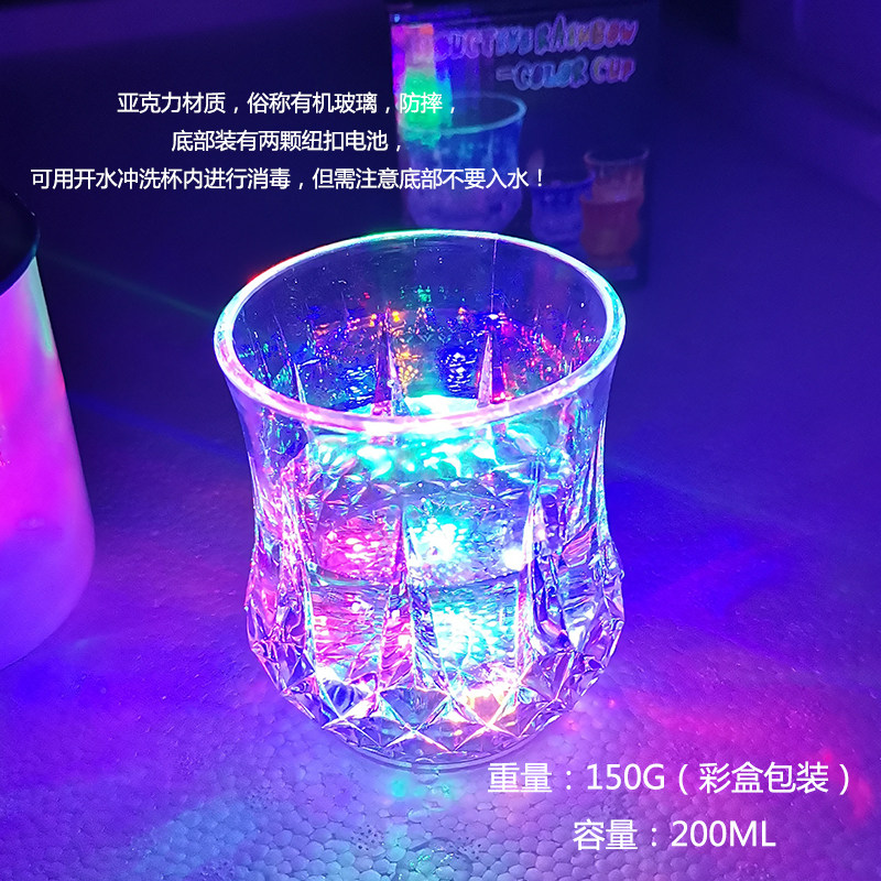 Colorful luminous colorful flash water cup wine cup induction cup pineapple to send girlfriends birthday gift girl pouring water on