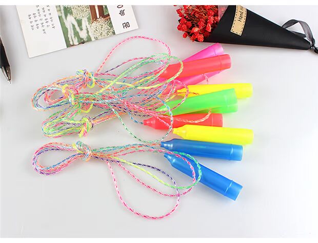 Màu sắc nhảy dây nhựa Học sinh mẫu giáo đồ chơi ngoài trời giải thưởng thể thao giải thưởng quà tặng nhỏ - Thể thao ngoài trời / Casual / Triditional Đồ chơi búp bê em bé