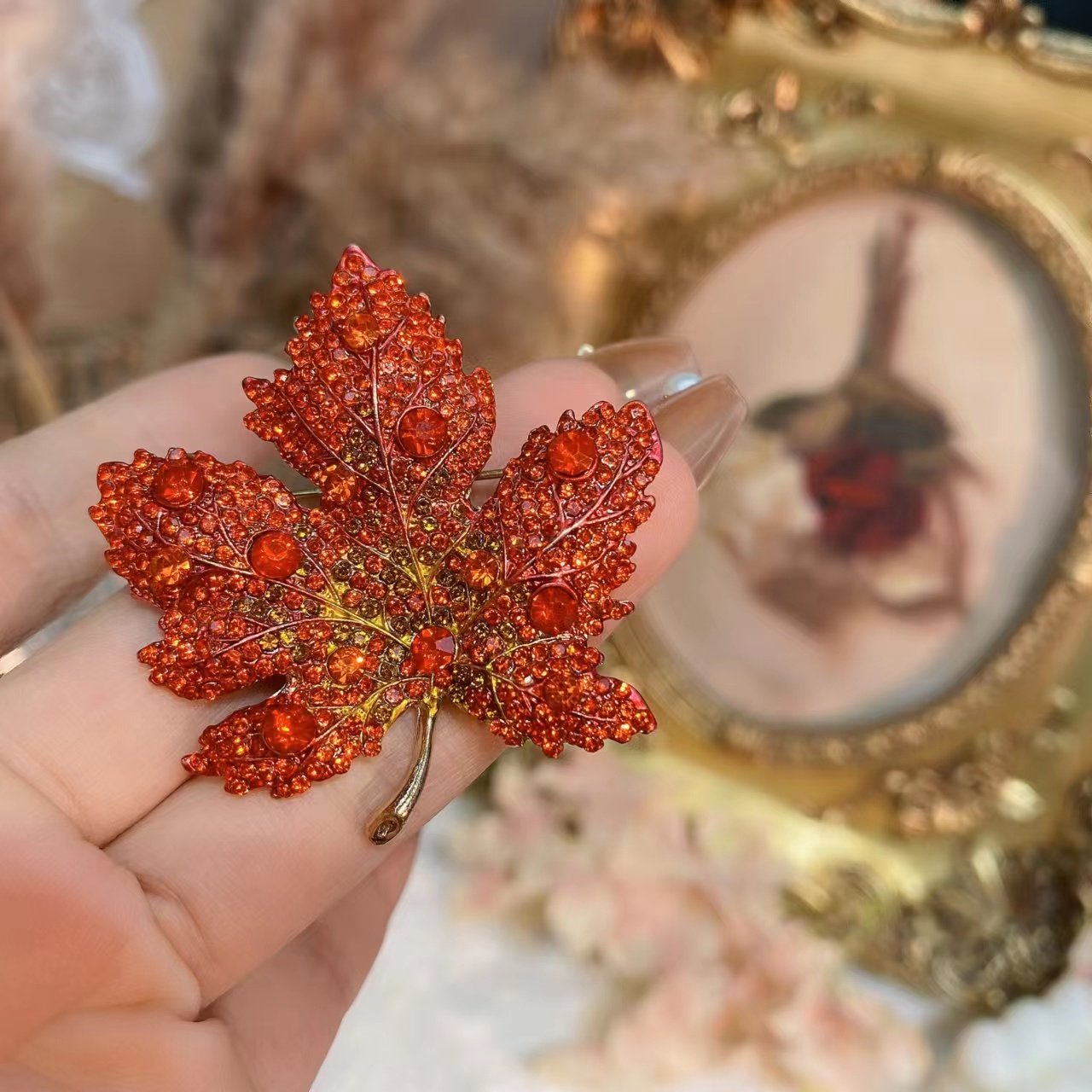 Brooch, High-End Women's Exquisite Red Maple Leaf Anti-Exposure Brooch, Niche Corsage, Elegant Retro Accessories