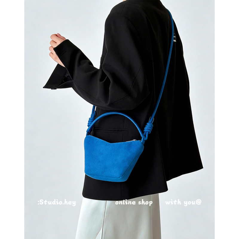 Exquisite Klein Blue High-End Mobile Phone Bag for Women 2026 New Niche Single-Shoulder Crossbody Handbag Dumpling Bag