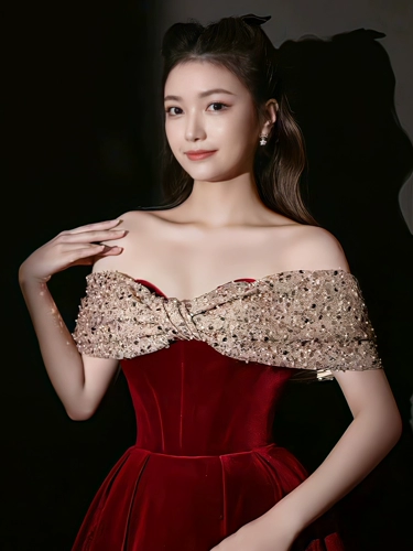 Бархатное бордовое элегантное вечернее платье, открытые плечи, изысканный стиль