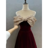 Бархатное бордовое элегантное вечернее платье, открытые плечи, изысканный стиль