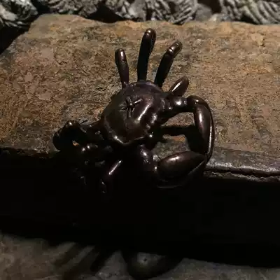 Copper art master pure copper handmade exquisite crab tea pet ornaments Hand-held pieces Wenfang pure copper handicraft ornaments