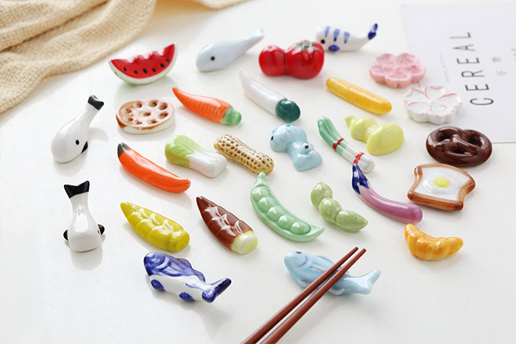 Ceramic express little chopsticks rack creative Japanese household table table chopsticks chopsticks chopsticks holder frame pillow chopstick hold spoon doesn money