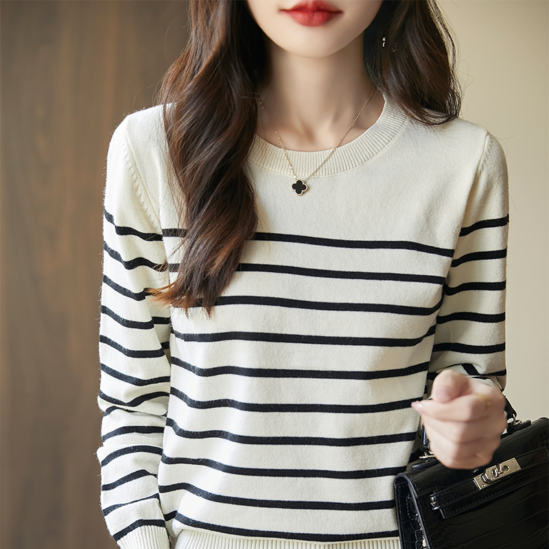 Black and White Striped Long-Sleeved Knitted Base Shirt for Women, Round Neck Pullover, Retro Design, Niche Versatile Age-Reducing Sweater, New