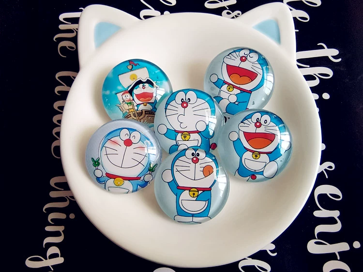 Doraemon Thủy tinh Huy hiệu Trâm cài áo Huy hiệu Trâm cài áo Ghim Jingle Cat Món quà sáng tạo Phụ kiện tạp hóa Đầy đủ - Trâm cài