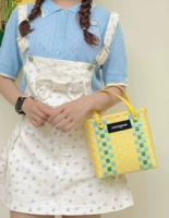 Желтый. Зайдите в магазин и получите случайный кулон.