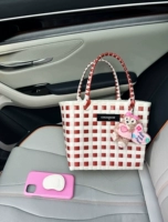 Кремово-белый красный цвет среднего размера. Следуйте и собирайте, чтобы получить случайный кулон.