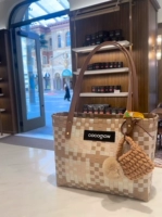 Коричневый. Собирайте и приобретайте случайные подвески.