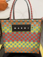 Квадратный красный и желтый