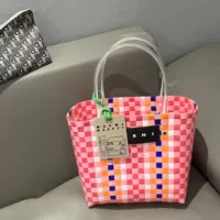 Квадратный, красный