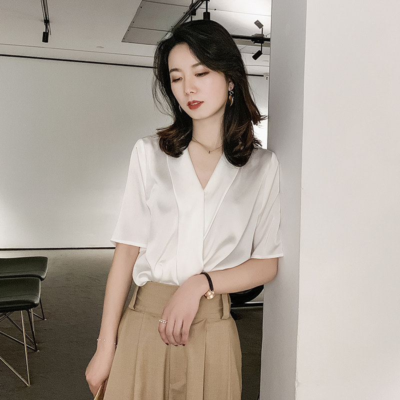 Shirt Woman Summer V Collar Design Sensation Small Crowned Snowspun Half Sleeve 100 Hitch Professional Pistes Light Cooked Middle Sleeve Foreign blouses