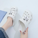 Тапочки в стиле Crocs, нескользящие босоножки, мультяшные женские мюли на платформе, летние женские тапочки, популярно в интернете, закрытый носок, подходят для носки на улице