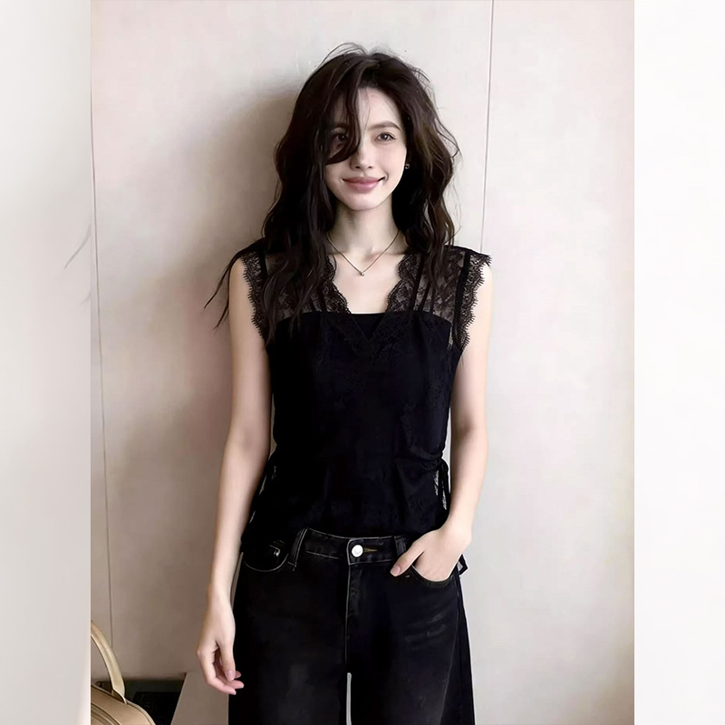 Sexy and Comfortable Classic Style Exquisite French Lace Patchwork Sleeveless Top, Black Elegant Slimming Versatile Lace Shirt