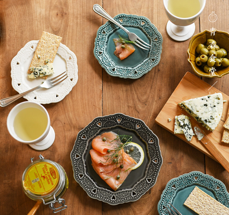 < Qingsen Cafeteria > Japan Studio m delicate relief hollowed-out heart-shaped ceramic sweet dish round dinner plate