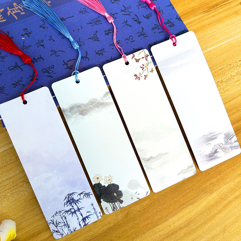 生徒たちが伝統的な中国風の房飾りや吊り下げ用の紐を使って作った、古代風のDIYブランクブックマーク。絵を描いたり詩を書いたりするのに使えます。