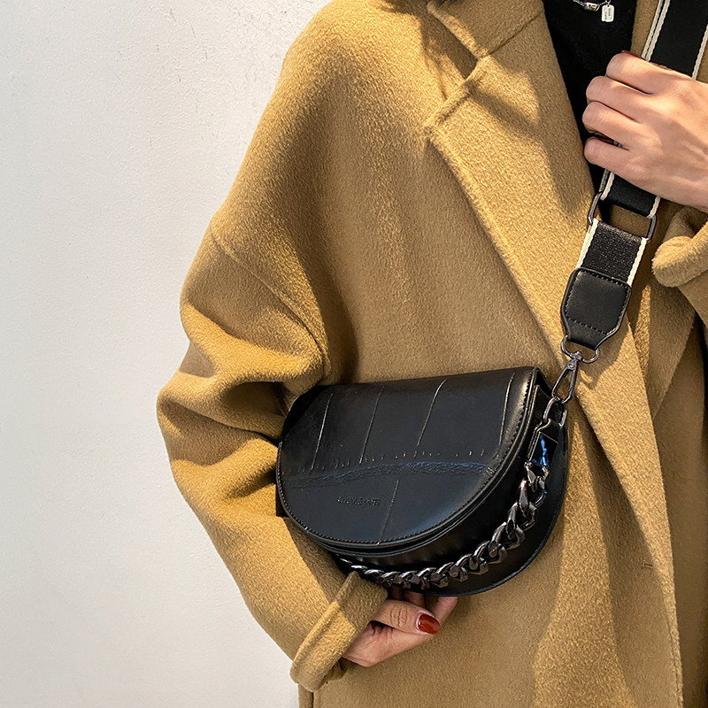 Retro Pouch Pack Woman 2022 New Tide 100 Ride Wide Shoulder Strap Ocean Pie Saddle Pack Korean Version Net Red Single Shoulder Inclined Satchel Bag