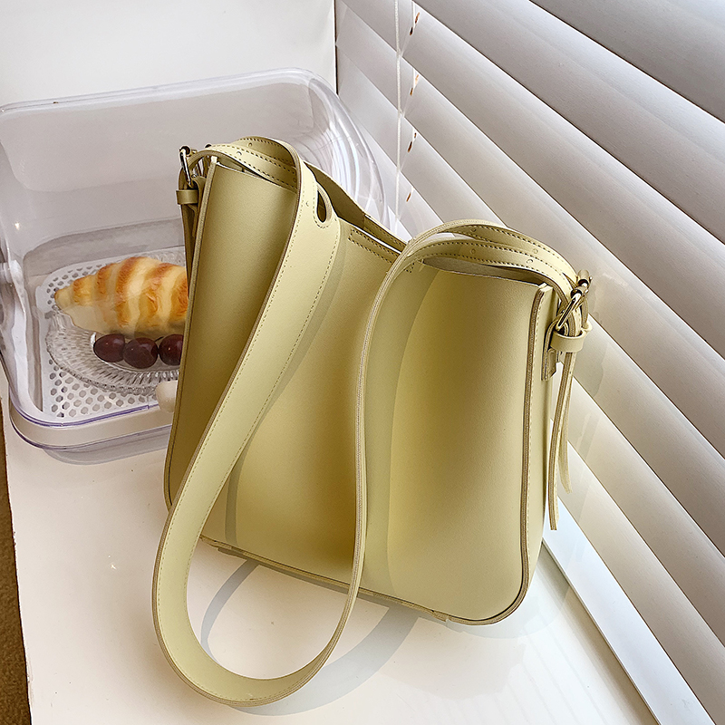 Spring Summer Fashion Candy Color Girl Bag 2022 New Chains Han Edition Brief Bucket Packs of Advanced Sensation Diagonal Satchel