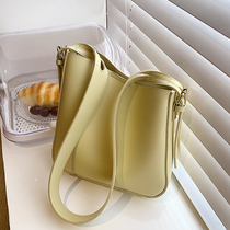 Spring Summer Fashion Candy Color Girl Bag 2022 New Chains Han Edition Brief Bucket Packs of Advanced Sensation Diagonal Satchel