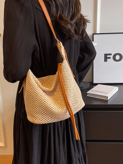 编织草编包包女大容量2024新款夏天百搭单肩斜挎包小众爆款水桶包