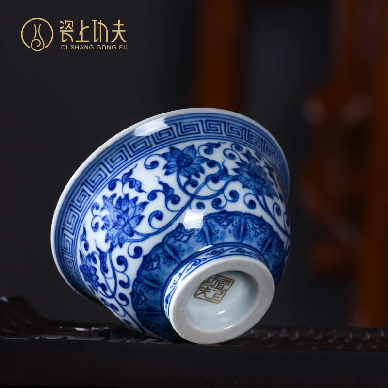 Jingdezhen tea kungfu tea cup pure manual bound press sample tea cup master hand of blue and white porcelain cup