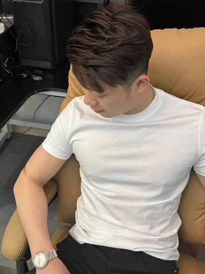 Rein schwarzes, kurzärmliges Herren-T-Shirt mit schmaler Manschette und kleinem Ausschnitt, trendige Fitness-Sport-Freizeitoberteile