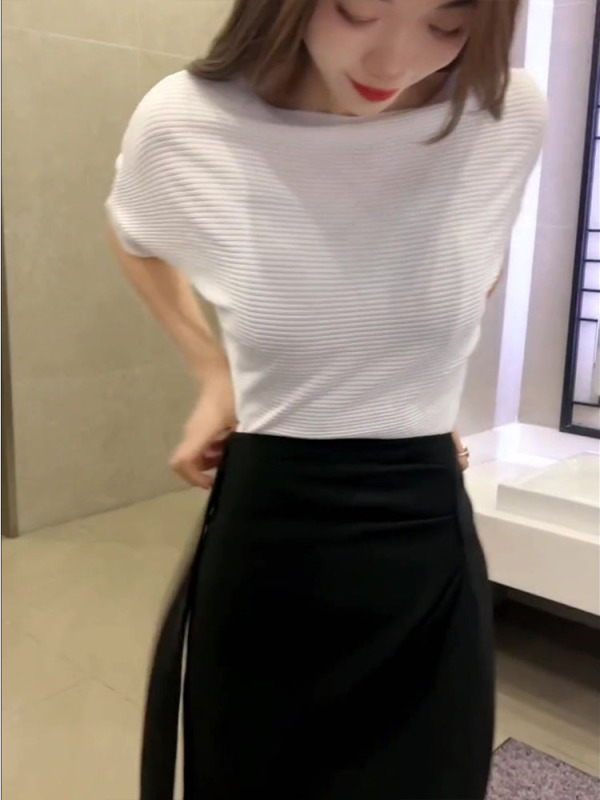Round-Neck Loose Slimming Knit Top Paired with a Slit Tie-Up Skirt Two-Piece Set with a Unique Design for Women