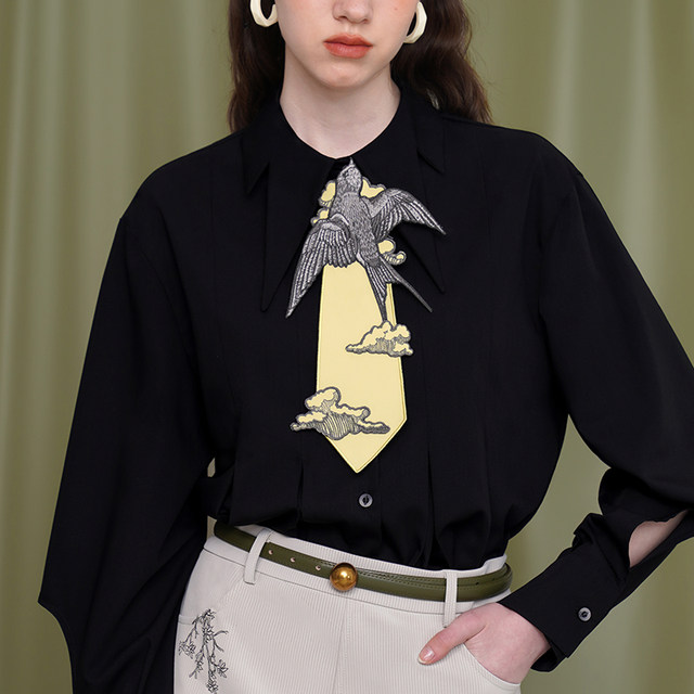 Neck tie with coffee foam embroidery design