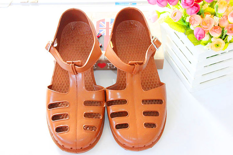 Giày dép chuồng lợn Bắc Kinh sinh viên đại học Baotou dép thể thao chống thấm nước Nam lỗ nam kéo giày nhựa quân sự giản dị boot nam