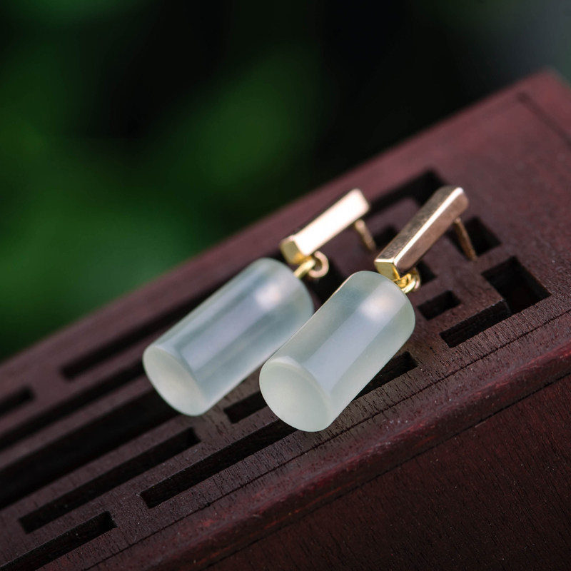 Natural ice species A goods jadeite earrings jade earrings silver plated 18K gold ear pin earrings simple cold wind belt certificate