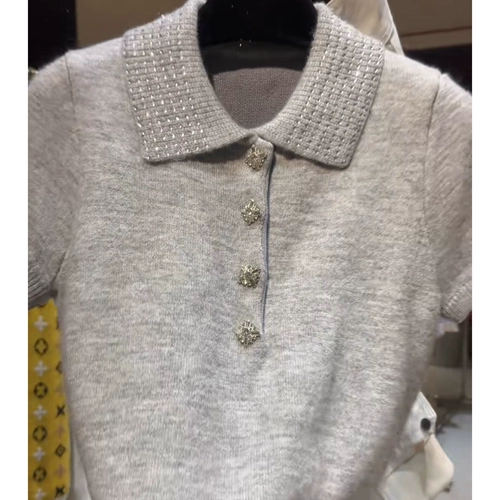 Весенняя дизайнерская трикотажная футболка с коротким рукавом, тренд сезона, городской стиль, яркий броский стиль, инкрустировано бриллиантами