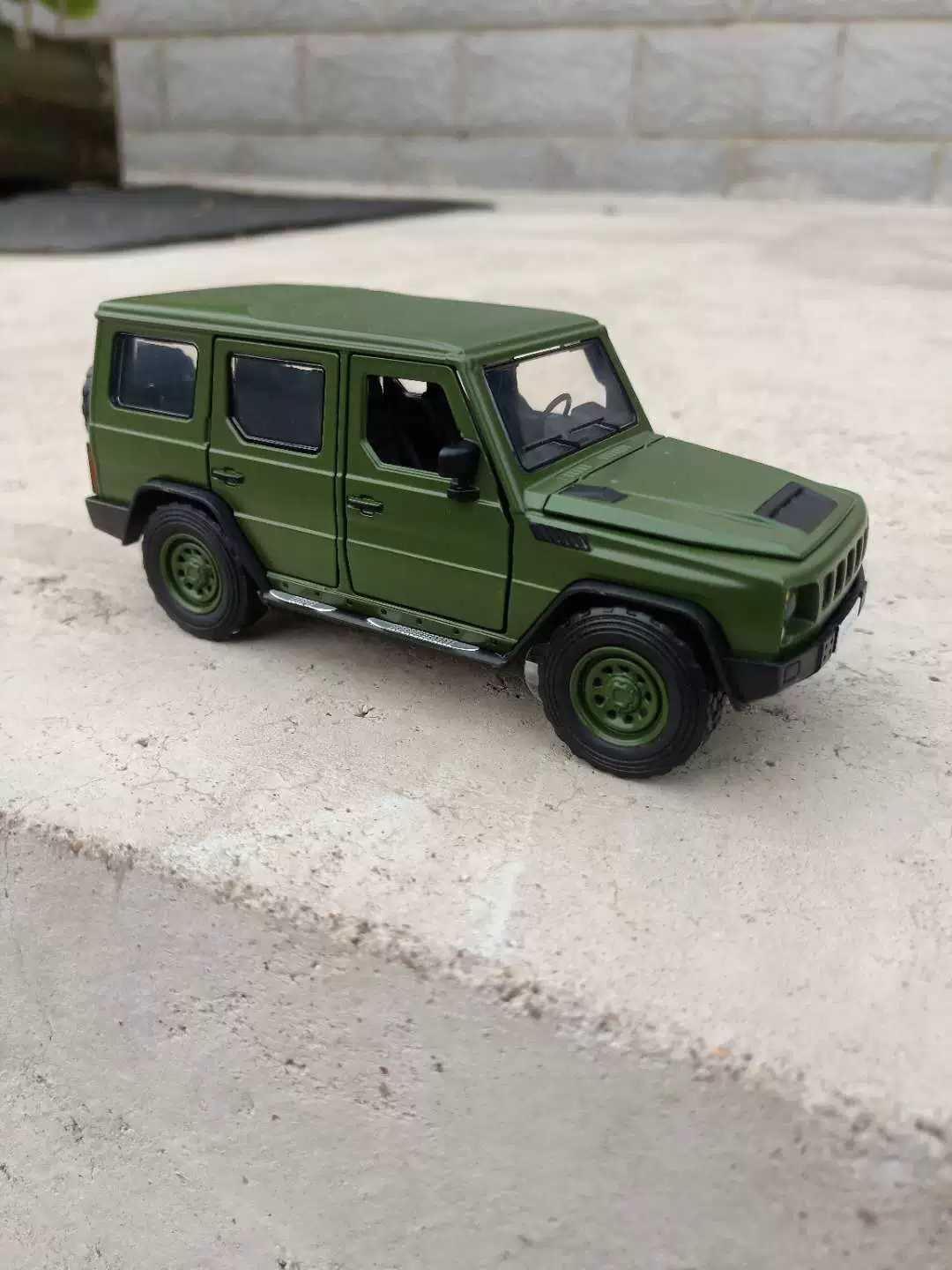 Dongfeng Warrior Jeep BJ80 alloy car model military vehicle simulation car model sound and light toy pull back car model 1:32