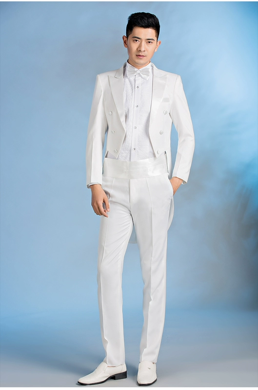 Bộ đồ tuxedo phù hợp với nam chỉ huy sân khấu biểu diễn ảo thuật chủ tiệc cưới