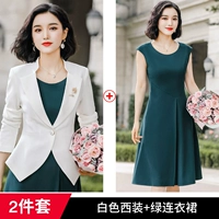 Белый пиджак классического кроя, платье