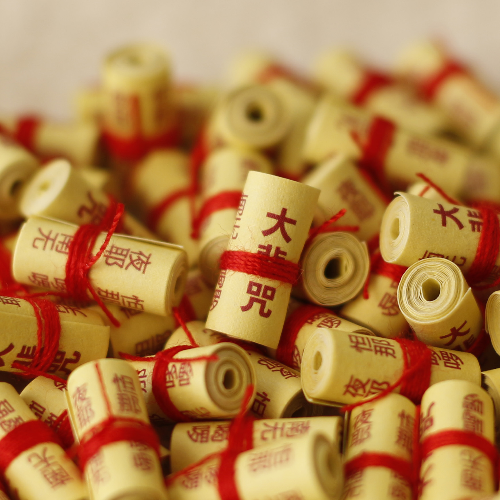 The collection of Tibetan supplies is good for the Great Compassion Mantra scripture pendant pendant to hold the miniature scriptures about 6*12mm