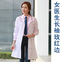 Белое платье с розовой отделкой и длинными рукавами