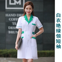 Белая рубашка с ярко-зеленым воротником и короткими рукавами.