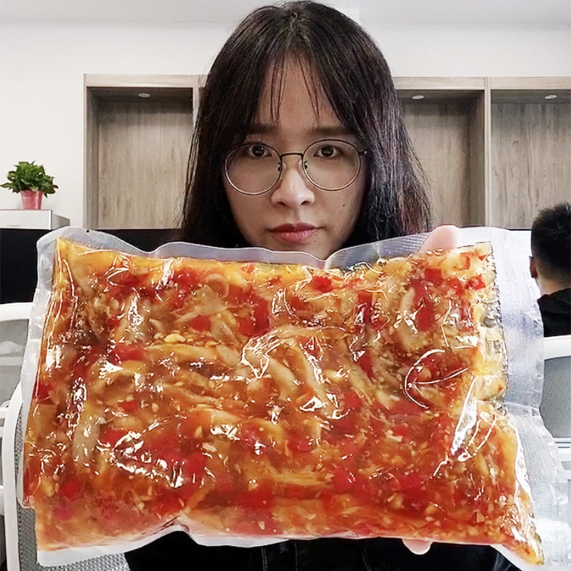 Lemon sour and spicy boneless duck feet boneless duck feet pickled pepper instant chicken feet and duck feet web celebrity snacks 500g canned