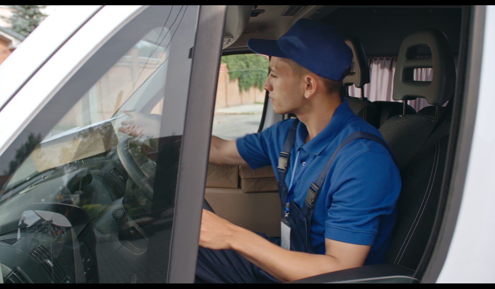 【实拍视频】男送货员车内工作实拍素材-PoseAe