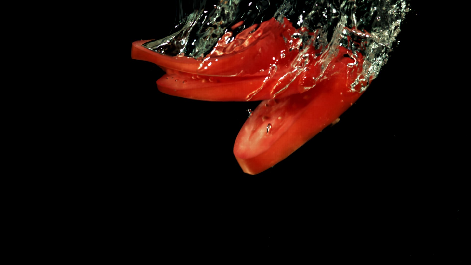【实拍视频】西红柿切片落入水中慢动作02-PoseAe