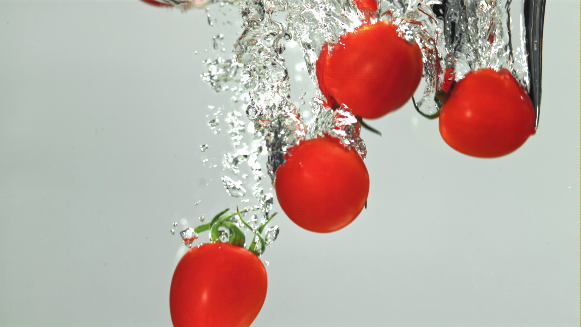 【实拍视频】圣女果落入水中慢动作-PoseAe