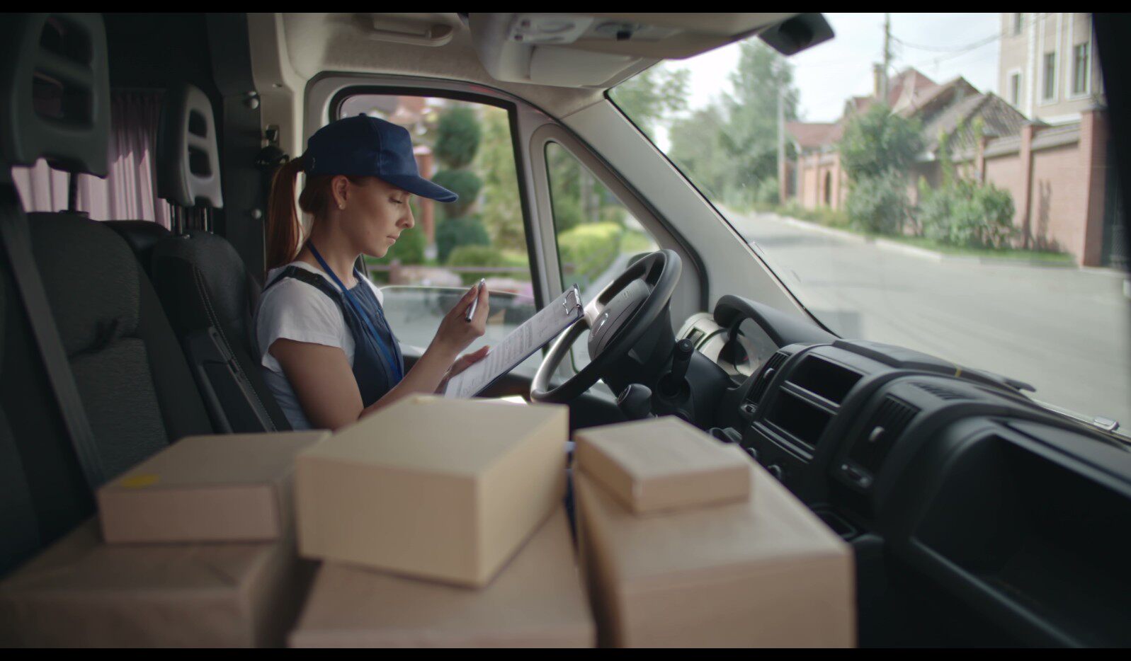 【实拍视频】女送货员车内工作实拍素材-PoseAe