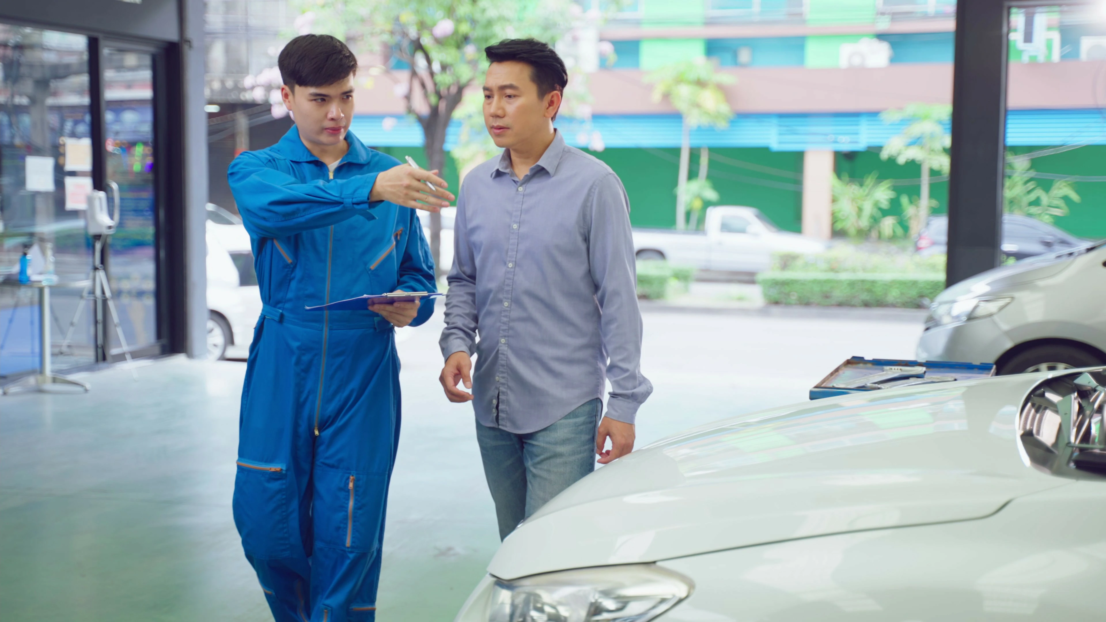 【实拍视频】汽修工厂工人谈话实拍素材-PoseAe