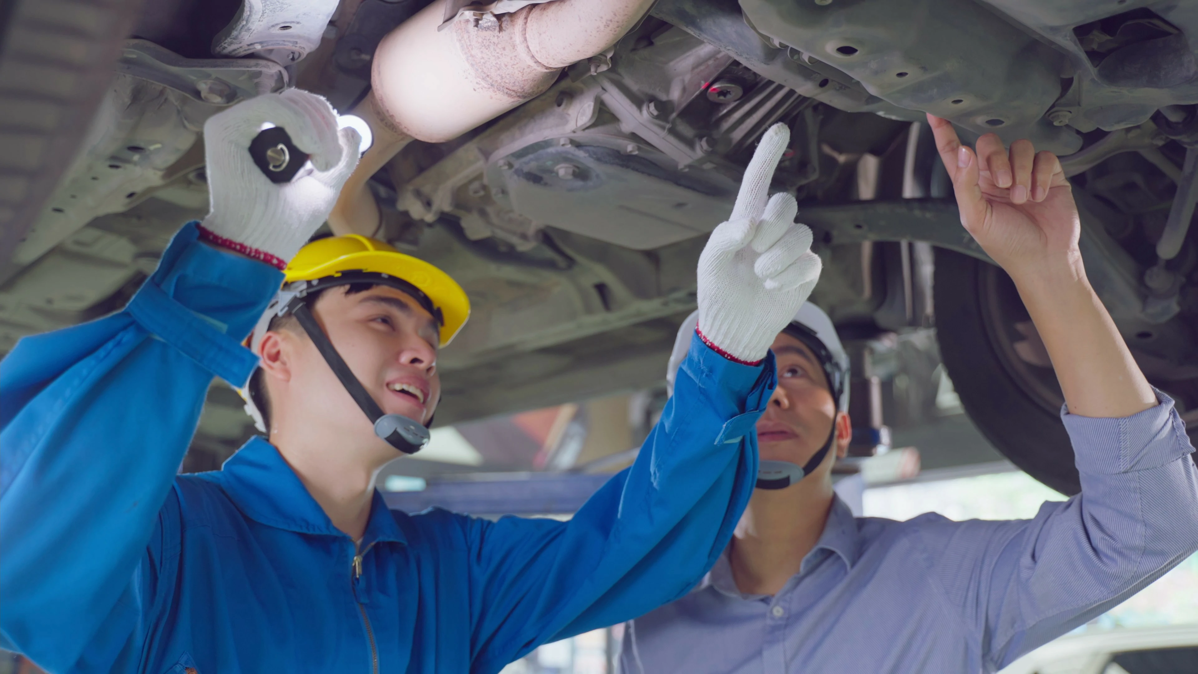 【实拍视频】工厂工人检修汽车02-PoseAe