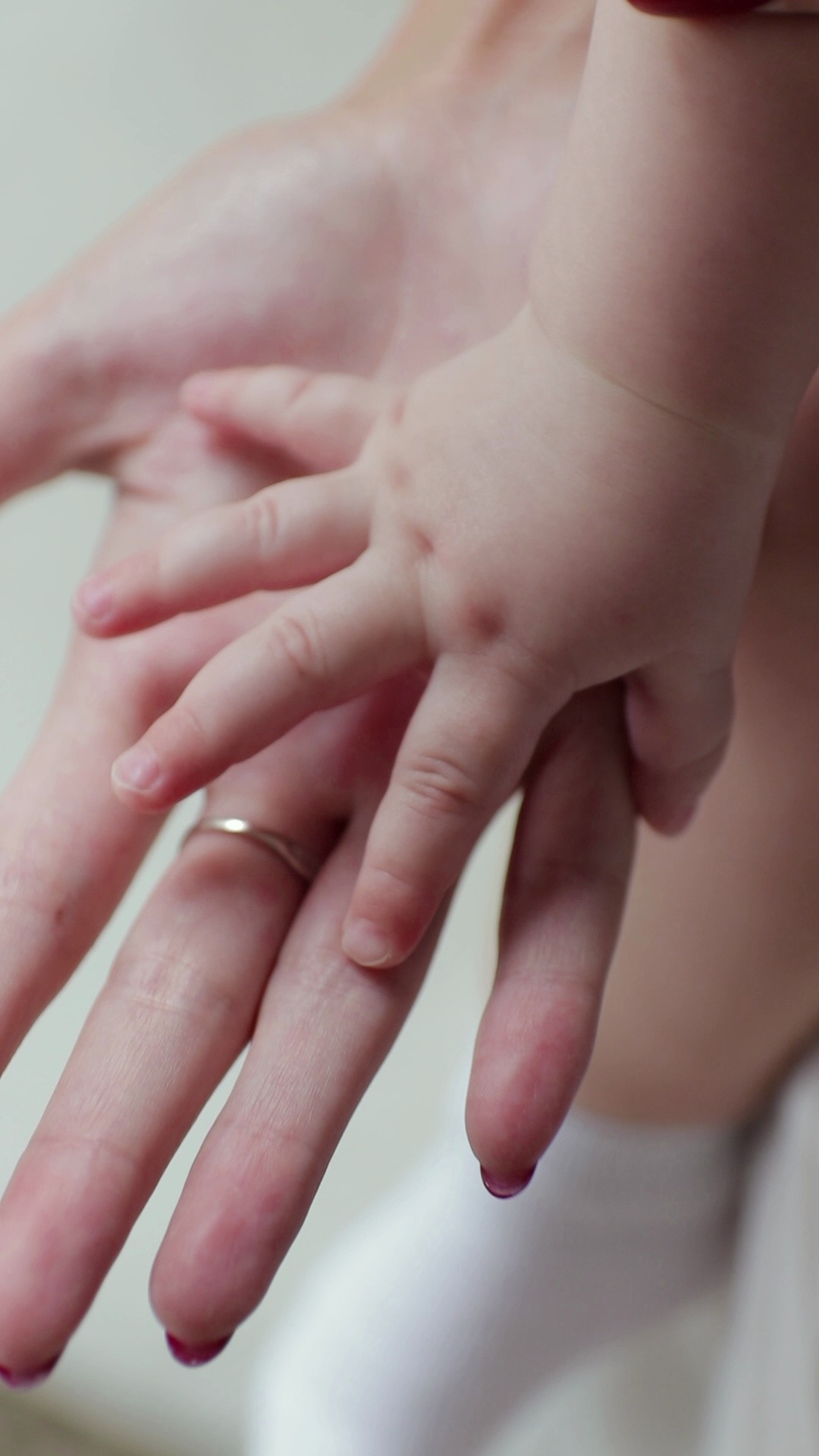 【实拍视频】婴儿的手牵着母亲的手短视频竖屏素材-PoseAe